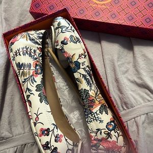 Tory Burch NIB floral ballet flat.  Minnie travel